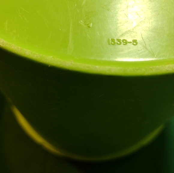 Lime Green Vintage Tupperware container ( MOLD NUMBER 1339-5 ) - Picture 5 of 7